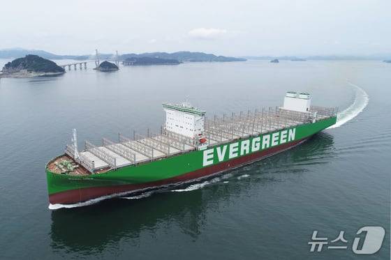 삼성중공업이 건조한 대만 에버그린사의 1만5000TEU급 컨테이너 운반선. /삼성중공업 제공