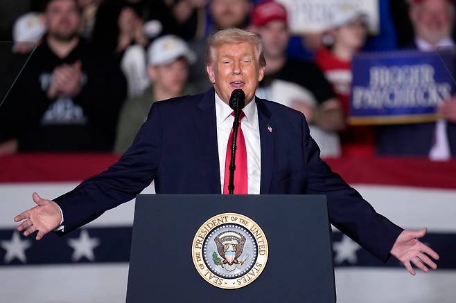 도널드 트럼프 미국 대통령이 27일 미국 아이오와주 호라이즌 이벤트 센터에서 연설을 하고 있다. /연합뉴스