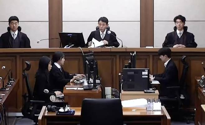 (서울=뉴스1) 김진환 기자 = 우인성 부장판사가 28일 오후 서울 서초구 중앙지방법원에서 김건희 여사의 자본시장법·정치자금법 위반, 특정범죄 가중처벌법상 알선수재 혐의 1심 선고 공판에서 판결문을 낭독하고 있다.&nbsp;(중앙지법 제공. 재판매 및 DB 금지) 2026.1.28/뉴스1