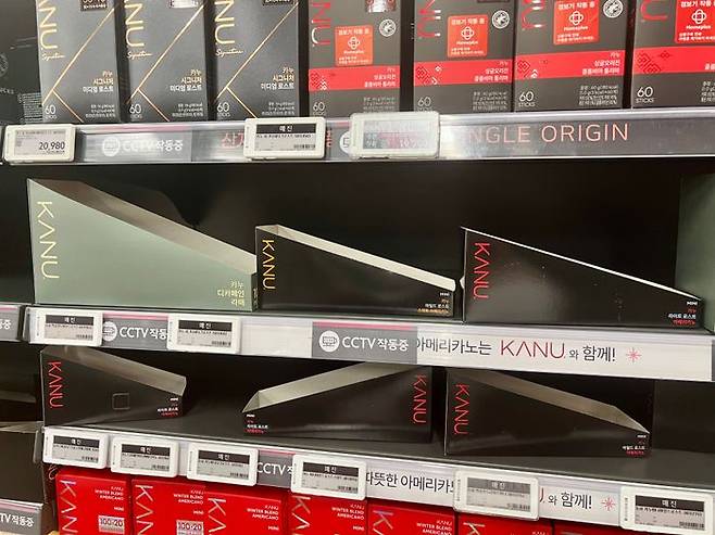 홈플러스 강서점 커피 매대에 매진 안내문과 함께 빈 박스가 놓여져 있다.ⓒ데일리안 이나영 기자