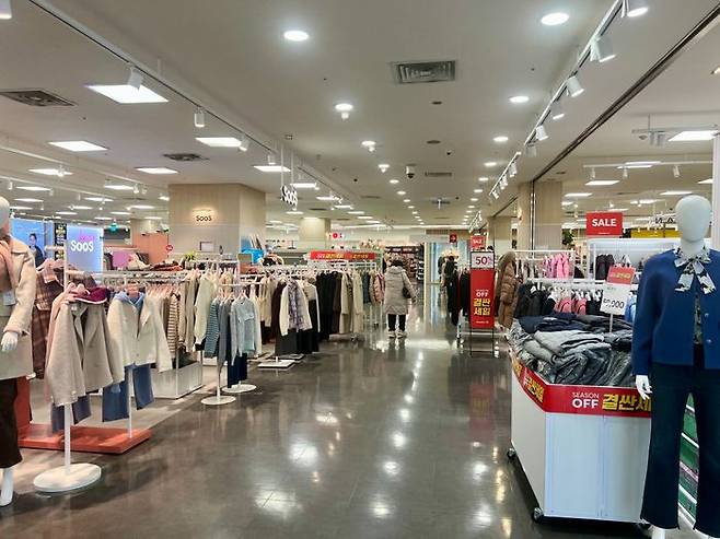 홈플러스 강서점 1층에 패션 매장들이 정상적으로 영업을 하고 있다.ⓒ데일리안 이나영 기자