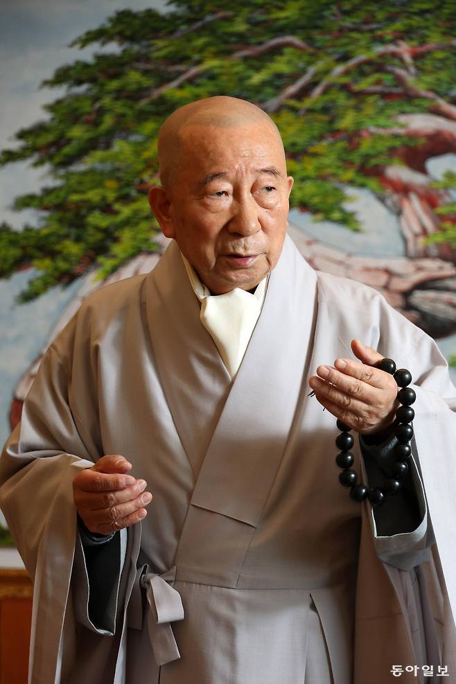 홍파 스님은 “양국 정부의 무관심 속에서도 조세이 탄광 참사를 알리고 유해 발굴을 묵묵히 진행해 온 일본 시민단체 ‘새기는 모임’과 한일 잠수부들이야말로 진정한 영웅”이라며 “우리 정부가 이들의 공로를 인정하고 포상을 추진하는 것은 당연하고 환영할 일”이라고 말했다. 전영한 기자 scoopjyh@donga.com