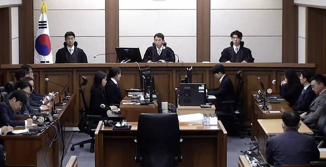 우인성 부장판사가 28일 오후 서울 서초구 중앙지방법원에서 김건희 여사의 자본시장법·정치자금법 위반, 특정범죄 가중처벌법상 알선수재 혐의 1심 선고 공판에서 판결문을 낭독하고 있다. 중앙지법 제공