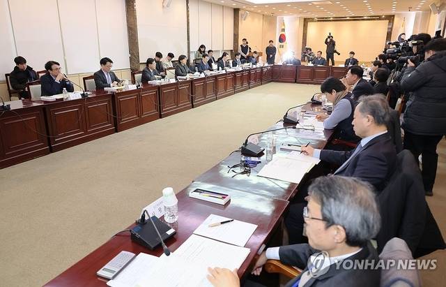 지난 26일 서울 종로구 정부서울청사에서 2026년도 제1차 국민연금기금운용위원회 회의가 열리고 있다. 연합뉴스