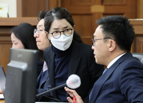 도이치모터스 주가조작과 명태균 공천개입, 통일교 청탁·뇌물 수수 의혹 혐의 등으로 구속기소 된 김건희 여사가 3일 서울 서초구 서울중앙지방법원에서 열린 자본시장법 위반 혐의 결심 공판에 출석, 변호인과 대화하고 있다.  [사진공동취재단]
