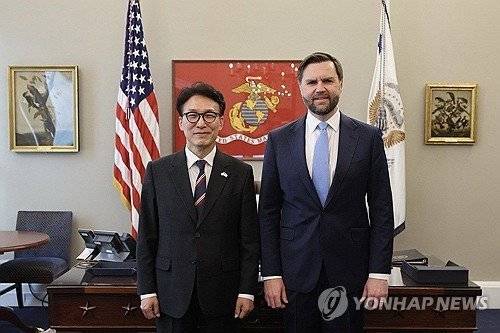 김민석 국무총리가 지난 23일(현지시간) 미국 워싱턴DC 백악관에서 JD 밴스 부통령과 면담에 앞서 기념 촬영을 하고 있다. 2026.1.24 /총리실 제공
