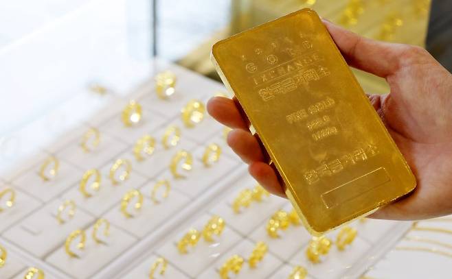 서울 종로구 한국금거래소 종로본점에서 한 시민이 골드바를 살펴보고 있다. 뉴시스