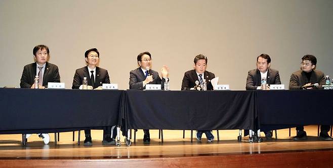 광주광역시는 광주광역시교육청, 광주광역시의회, 남구, 남구의회와 함께 28일 남구빛고을문화관에서 '광주전남 통합 남구권역 시민공청회'<사진>를 열어 그동안 추진해온 5개 권역별 시민 의견 수렴 일정을 마무리했다고 밝혔다. 광주광역시 제공