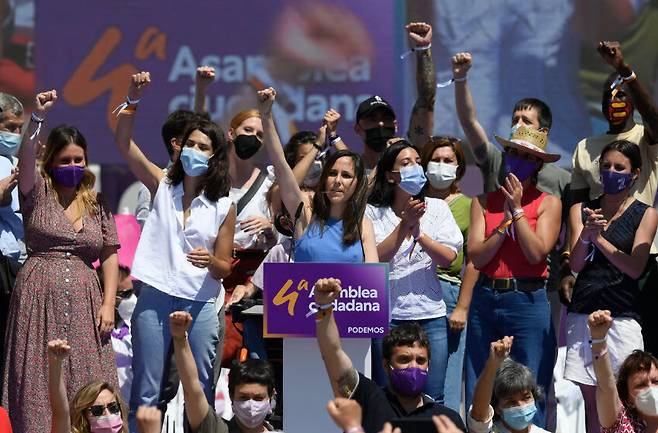 스페인의 연립정부에 참가한 좌파 연합 포데모스는 미등록 이주민의 합법화를 오래 전부터 주장해왔다. 선거 유세 중인 포데모스의 당원들. AFP 연합뉴스