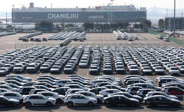 27일 경기 평택시 포승읍 평택항 자동차부두에 수출용 차량이 세워져 있다. 뉴스1