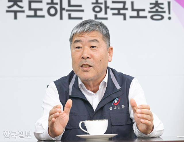 김동명 한국노총 위원장이 26일 서울 영등포구 여의도 한국노총 위원장실에서 한국일보와 인터뷰하고 있다. 최주연 기자