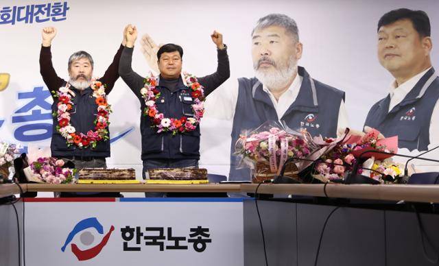 김동명(왼쪽) 한국노총 29대 위원장과 류기섭 사무총장이 20일 서울 영등포구 한국노총 대회의실에서 당선증을 전달받은 후 기념 촬영하고 있다. 연합뉴스