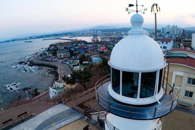강원 강릉시 주문진 등대가 주문진항을 내려다 보고 있다.