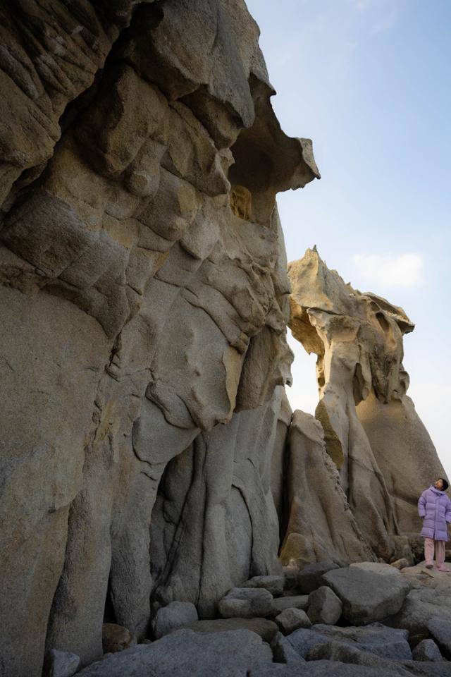 아들바위공원을 방문한 어린이가 거대한 기암괴석을 올려다 보고 있다.