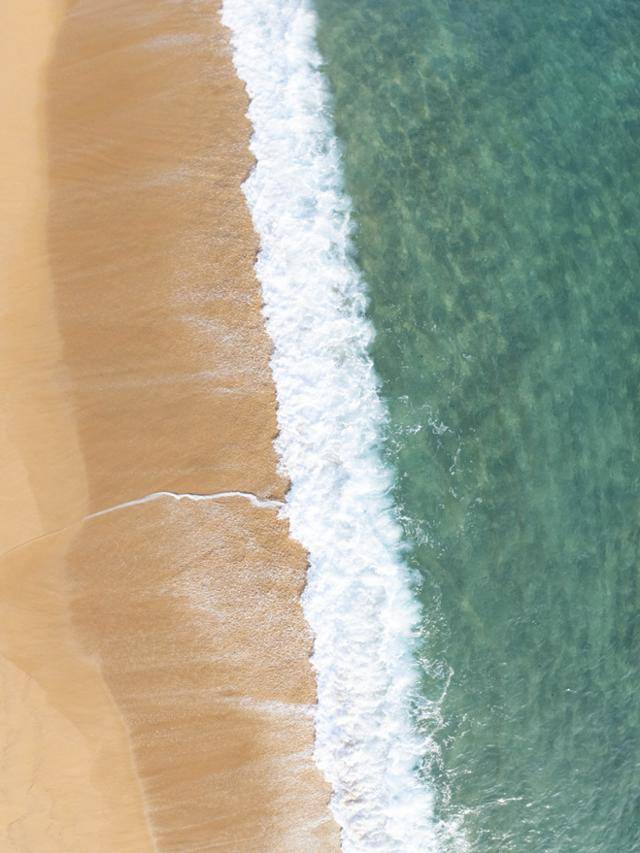 강원 속초시 등대해변 백사장에 맑은 바닷물이 밀려들고 있다.