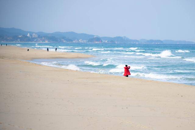 강릉 소돌해변을 찾은 관광객들이 겨울바다를 즐기고 있다.