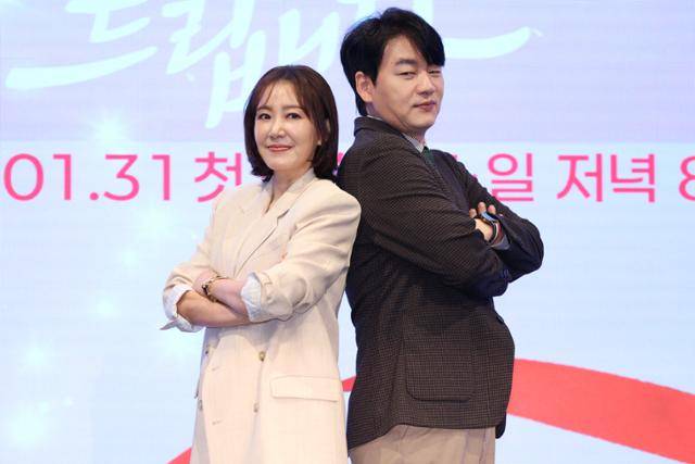 배우 유호정과 김승수(오른쪽)가 KBS2 주말드라마 '사랑을 처방해 드립니다'에서 부부 호흡을 맞춘다. 연합뉴스