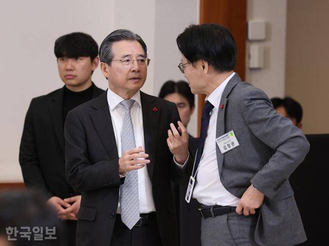 김용범 정책실장과 김정관 산업통상부 장관이 9일 서울 종로구 청와대에서 열린 '2026년 경제성장전략' 국민보고회에서 대화를 나누고 있다. 왕태석 선임기자