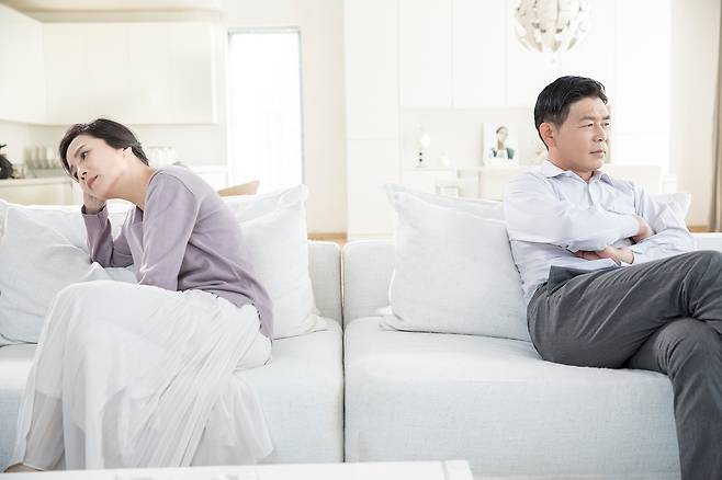 재혼을 고려하는 '돌싱(돌아온 싱글)'들은 재혼 후 배우자에게 거액의 빚이 있거나 암 등 중대 질병이 발견되면 다시 이혼을 고민할 수 있다는 설문조사 결과가 나왔다./사진=클립아트코리아