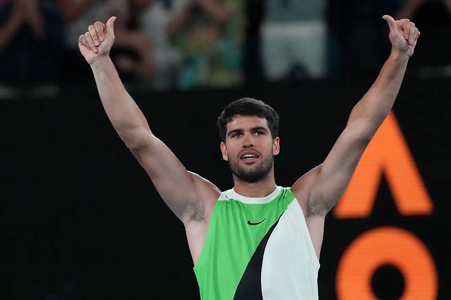 <yonhap photo-5011="">알카라스가 27일(한국시간) 호주오픈 8강에서 홈 팬의 응원을 등에 업은 디미노어를 물리치고 대회 첫 4강에 오르자 기뻐하고 있다. AP=연합뉴스</yonhap>