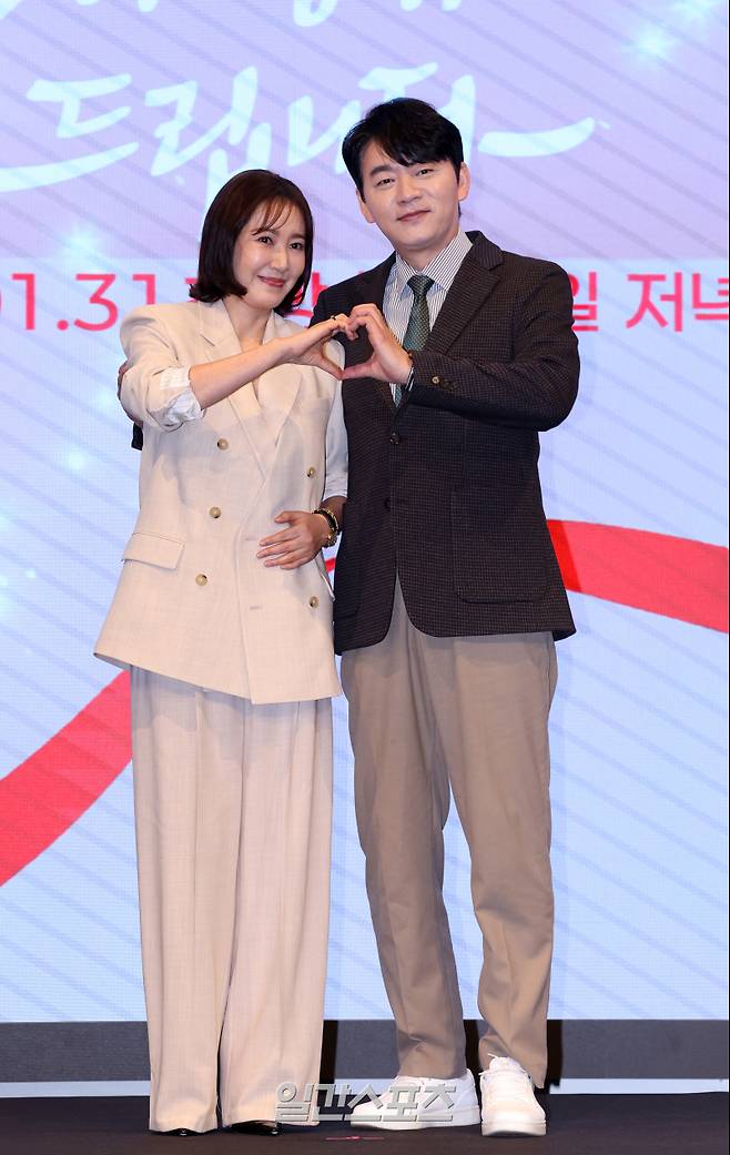 28일 오후 서울 구로구 더세인트에서 열린 KBS 2TV 새 주말드라마 ‘사랑을 처방해 드립니다’ (연출 박준서, 극본 한지숙) 제작발표회에서 유호정과 김승수가 포토타임동안 포즈를 취하고 있다. 오는 31일 첫 방송 예정인 ‘사랑을 처방해 드립니다’는 30년 동안 악연으로 얽혔던 두 집안이 오해를 풀고 서로의 상처를 보듬으며, 결국 하나의 가족으로 다시 태어나는 패밀리 메이크업 드라마다. 김민규 기자 mgkim1@edaily.co.kr /2025.01.28/