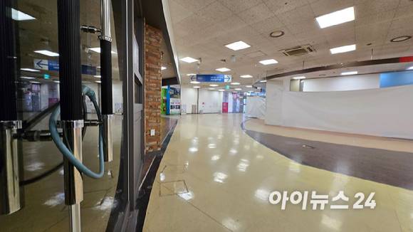 지난달 28일 영업을 종료한 홈플러스 일산점 내부 식당의 문이 굳게 잠겨있다. [사진=진광찬 기자]