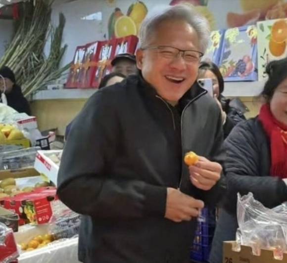 24일 중국 상하이 푸동 지역 한 재래시장을 찾은 젠슨 황 엔비디아 CEO. [사진=바이두 캡처 ]