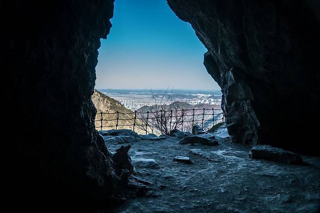 금오산 도선굴. 신라 말 풍수지리의 대가 도선대사가 득도한 장소로 유명하다. 백종현 기자