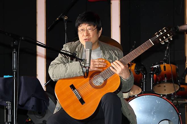 김창완밴드가 27일 오후 서울 종로구 복화문화예술공간에무에서 가진 싱글 'Seventy(세븐티)' 발매 기념 및 전국투어 기자간담회에서 인사말을 하고 있다. [뉴스1]