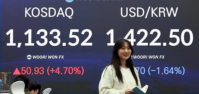 28일 오후 서울 중구 우리은행 본점 딜링룸 전광판에 증시 현황이 표시되어 있다. 이날 코스피는 전 거래일 대비 1.69% 상승한 5170.81, 코스닥은 4.7% 오른 1133.52에 마감했다. 뉴스1