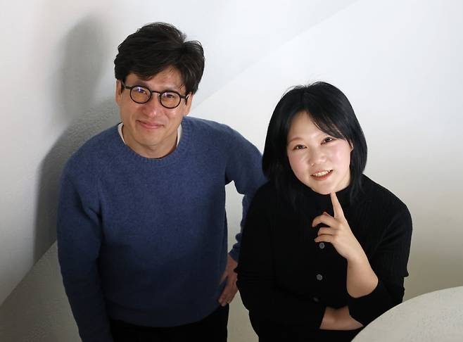 뮤지컬 ‘오지게 재밌는 가시나들’을 제작한 김하진 작가(오른쪽)와 오경택 연출이 지난 26일 서울 종로구 한 카페에서 본지와 인터뷰하고 있다. 사진=이솔 기자