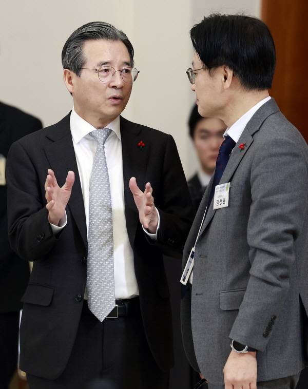 김용범 정책실장과 김정관 산업통상부 장관이 9일 청와대에서 열린 경제성장전략 국민보고회에서 대화하고 있다. 2026.1.9 [청와대통신사진기자단]
