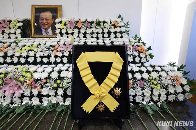 27일 서울 종로구 서울대병원 장례식장에 마련된 故 이해찬 전 국무총리 빈소에 이재명 대통령이 추서한 국민훈장 무궁화장이 세워져 있다.