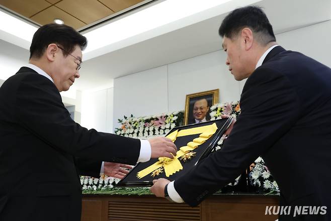 이재명 대통령이 27일 서울 종로구 서울대병원 장례식장에 마련된 故 이해찬 전 국무총리 빈소에 국민훈장 무궁화장을 추서하고 있다.