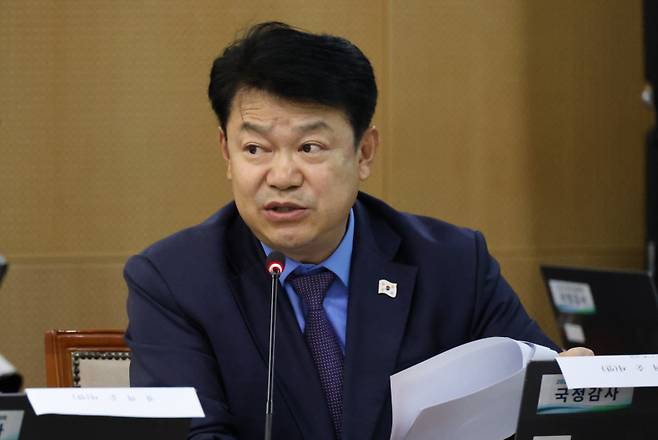 지난해 10월21일 대전 국가철도공단 본사에서 열린 국회 국토교통위원회의 한국철도공사(코레일)·국가철도공단·에스알(SR)에 대한 국정감사에서 복기왕 더불어민주당 의원이 질의하고 있다. 연합뉴스