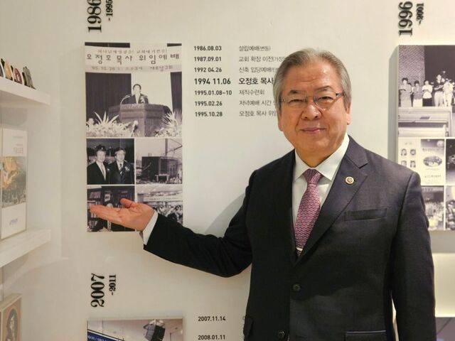 오정호 새로남교회 목사가 지난 23일 대전 새로남기독학교에서 교회 역사를 소개하고 있다.