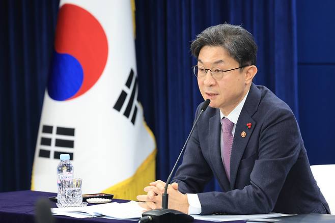 이억원 금융위원회 위원장이 28일 서울 종로구 정부서울청사에서 열린 금융위원회 출입기자단 월례 간담회에서 발언을 하고 있다. [뉴스1]