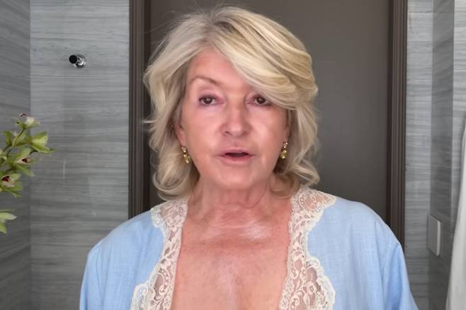 85세의 나이에도 탄력 있고 매끈한 피부를 유지 중인 미국 억만장자 사업가 마사 스튜어트가 동안 비결을 공개했다. /사진=유튜브 채널 'Vogue' 영상