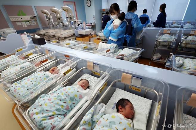 (고양=뉴스1) 황기선 기자 = 28일 경기 고양시 일산차병원 신생아실에서 간호사가 아기를 돌보고 있다.   이날 국가데이터처가 발표한 '2025년 11월 인구동향'에 따르면 지난해 11월 출생아는 2만 710명으로 전년 동월(2만 83명)보다 627명(3.1%) 증가했다.  출생아는 2024년 7월 이후 17개월 연속 전년 동월 대비 증가세를 기록했다. 이는 코로나19 유행 이전인 2019년 11월(2만 3727명) 이후 6년 만에 가장 많은 수준이다. 2026.1.28/뉴스1  Copyright (C) 뉴스1. All rights reserved. 무단 전재 및 재배포,  AI학습 이용 금지. /사진=(고양=뉴스1) 황기선 기자