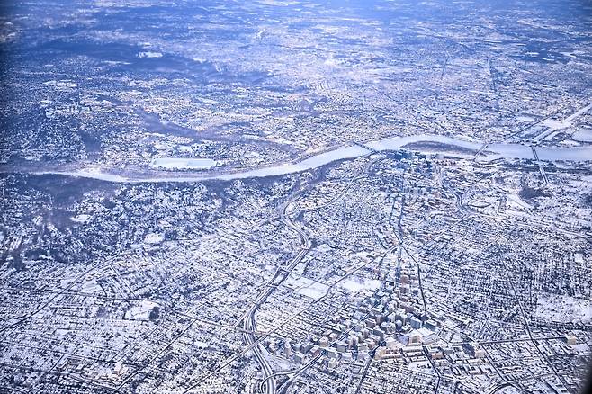 27일(현지시간) 대통령 전용기 에어포스원에서 내려다본 버지니아주 알링턴 일대가 눈으로 덮여 있다. [AFP]