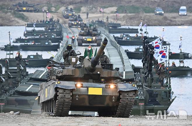 [여주=뉴시스] 지난해 11월 경기 여주 남한강 일대에서 진행된 한미연합 도하훈련에서 K2 전차가 부교를 건너고 있다. (사진=뉴시스DB)