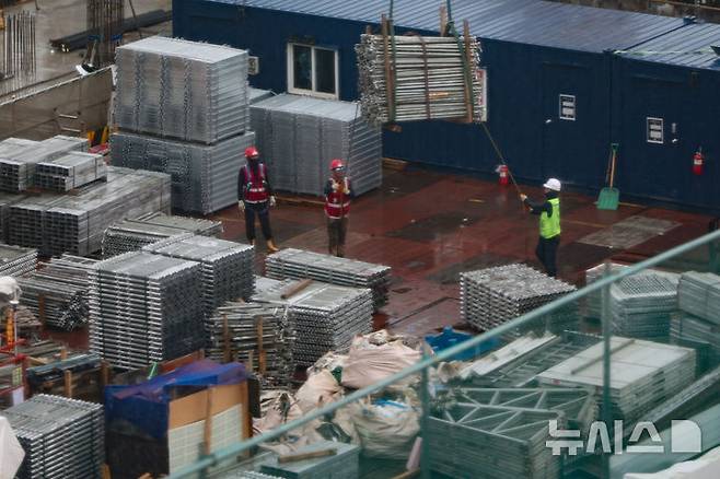 [서울=뉴시스] 황준선 기자 = 사진은 지난해 7월16일 서울 시내 한 공사현장에서 근로자들이 업무를 하고 있는 모습. 2025.07.16. hwang@newsis.com