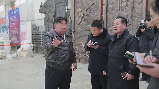 [서울=뉴시스] 북한 조선중앙TV는 김정은 국무위원장이 지난 25일 만수대창작사를 방문해 러시아·우크라이나 전쟁 파병군 추모 시설인 '해외군사작전 전투위훈기념관'에 설치할 조각상 사업을 현지 지도했다고 26일 보도했다. (사진=조선중앙TV 캡처) 2026.01.28. photo@newsis.com *재판매 및 DB 금지