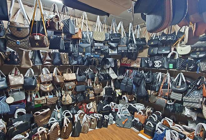 부산서 적발된 유명상품 위조상품 비밀창고 [지식재산처 제공. 재판매 및 DB 금지]