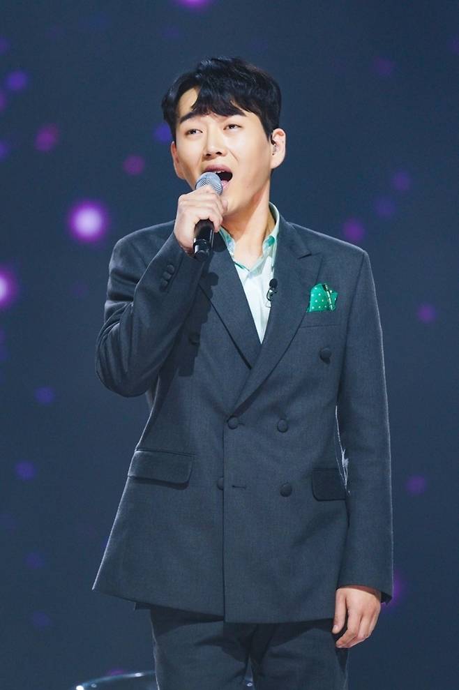 가수 황영웅. 크레아 스튜디오 제공