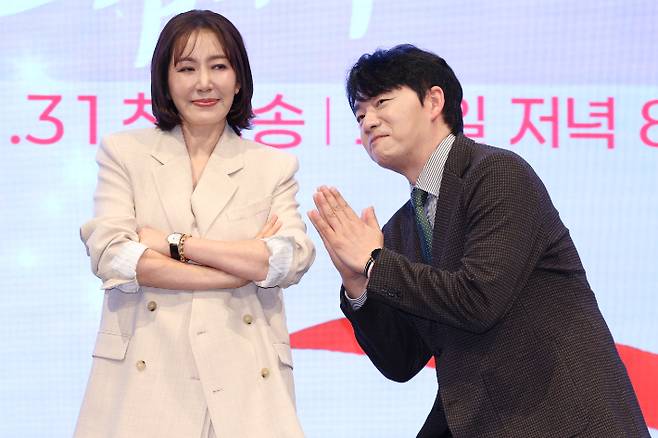 배우 유호정(왼쪽)과 김승수가 28일 서울 구로구 더세인트에서 열린 KBS 주말드라마 '사랑을 처방해 드립니다' 제작발표회에서 포즈를 취하고 있다. 연합뉴스