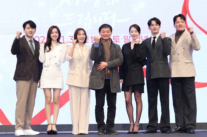 배우 김승수(왼쪽부터), 진세연, 유호정, 한준서 연출, 소이현, 박기웅, 김형묵이 28일 서울 구로구 더세인트에서 열린 KBS 주말드라마 '사랑을 처방해 드립니다' 제작발표회에서 포즈를 취하고 있다. 연합뉴스