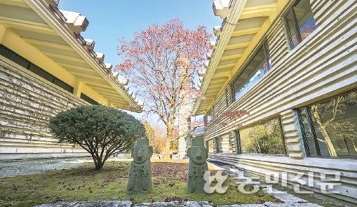 상설전시관 건물 사이에 있는 중정. 가로선이 길게 이어진 외벽과 지붕, 석축과 나무, 석상까지 박물관의 특징을 한데 모아놓은 듯하다. 청주=현진 프리랜서 기자