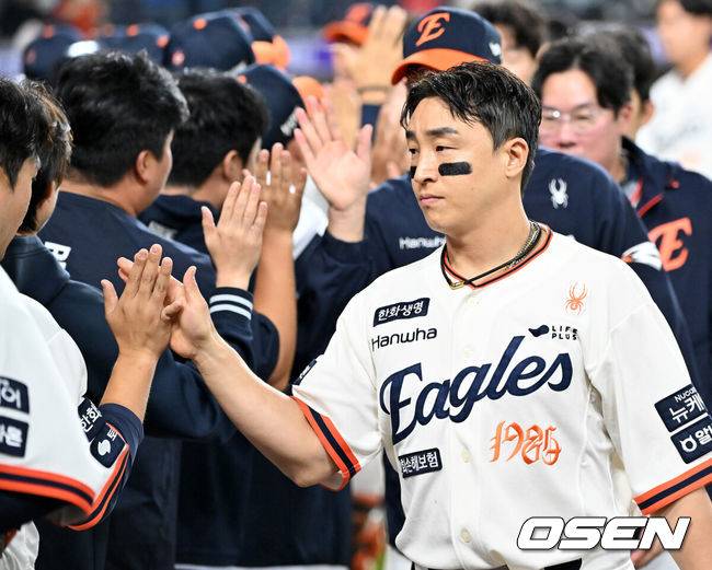 [OSEN=대전, 민경훈 기자] 29일 오후 대전 한화생명볼파크에서 2025 신한 SOL Bank KBO리그 한화 이글스와 LG 트윈스의 경기가 열렸다.이 경기에서 한화는 LG에 7-3으로 승리했다. 정규리그 우승 매직넘버 ‘1’을 남겨둔 LG가 이날 승리하거나 무승부만 했어도 대전에서 축포를 터뜨릴 수 있었지만 한화가 가로막았다. 경기를 마치고 한화 손아섭이 코치진들과 하이파이브를 하고 있다. 2025.09.29 /rumi@osen.co.kr