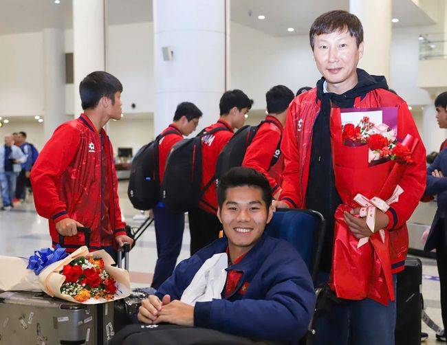 가장 아름다운 장면 김상식 행동에 베트남 '감동의 물결'...제자 휠체어 직접 끌다니, 끈끈한 유대 보여준다 집중조명